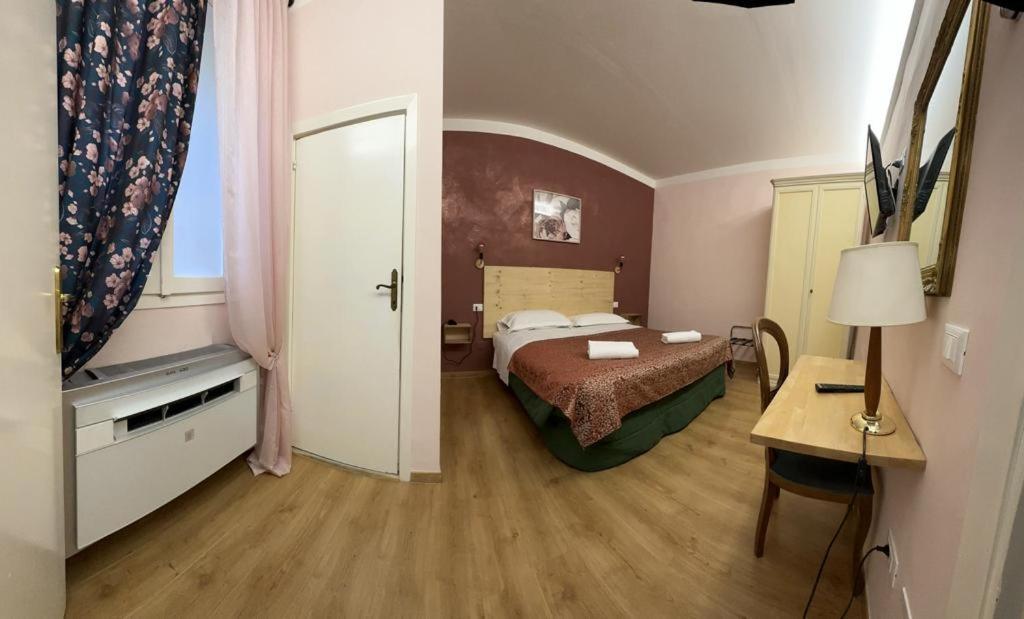 PICCOLO HOTEL Con Access ZTL !!! Ɲel Ƈentro Storico di Ƒirenze !!! Esterno foto